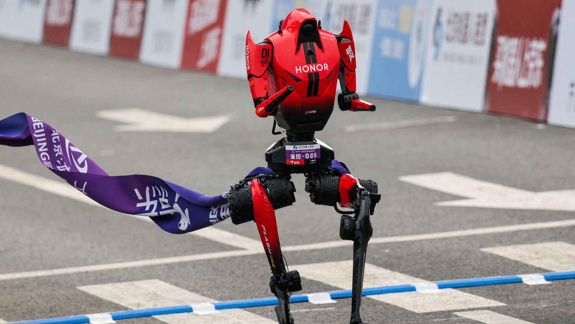 ה רובוט לייטנינג חוצה את קו הסיום של חצי מרתון בייג'ינג סין 19.4.26