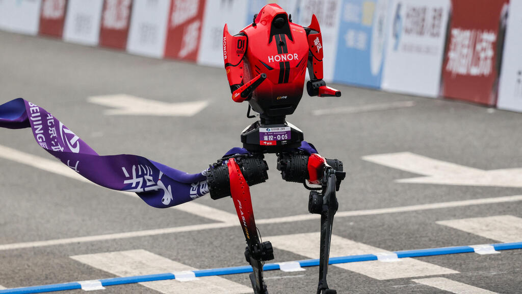 ה רובוט לייטנינג חוצה את קו הסיום של חצי מרתון בייג'ינג סין 19.4.26