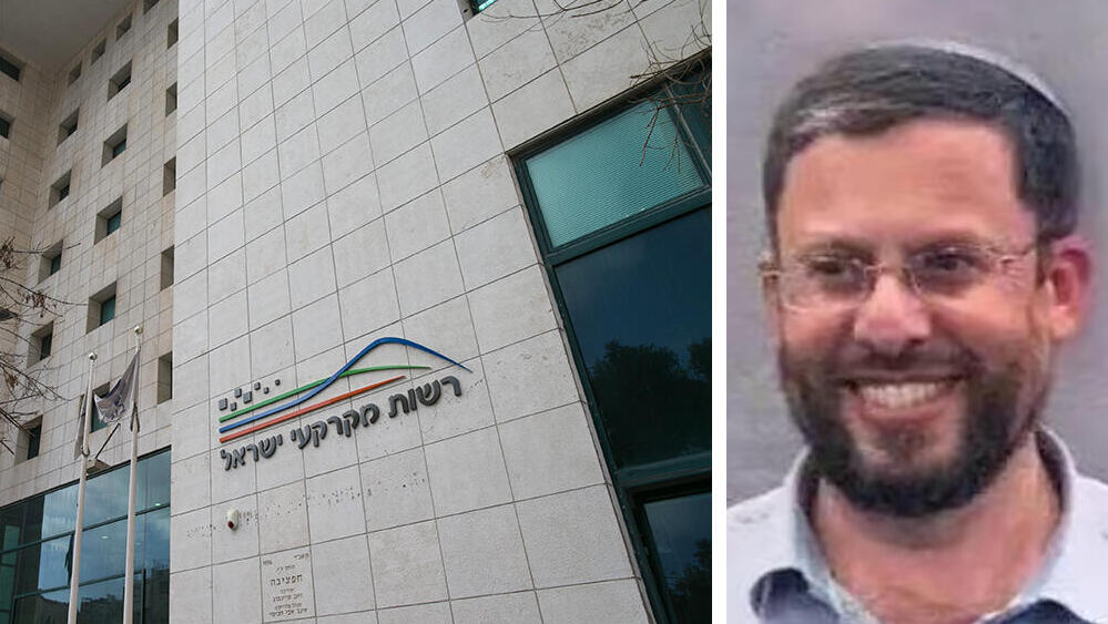 מנכ"ל מנהלת ההתיישבות יהודה אליהו לצד בניין רשות מקרקעי ישראל רמ"י