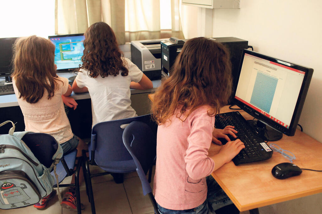 Students using computers. (Photo: Amit Shaal) מוסף עצמאות מנהלים תלמידים בשיעור מחשבים
