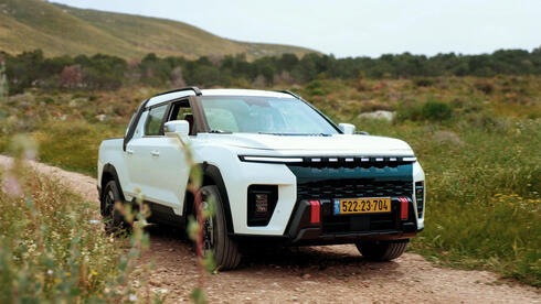 הטנדר החשמלי של KGM: חזק ומהיר, אבל הסוללה עוצרת את יום העבודה באמצע 