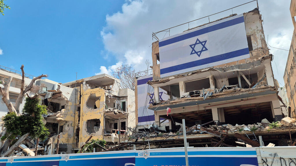 מלון בבנייה נפגע מ טיל מאיראן ב עם כלביא ברחוב פינסקר 2 בתל אביב