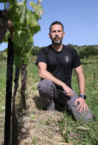 פנאי תומר וינברג עמותת טרה אומה מסייעת ללוחמים וללוחמות המתמודדים עם פוסט טראומה לחזור למסלול חיים עושים יין