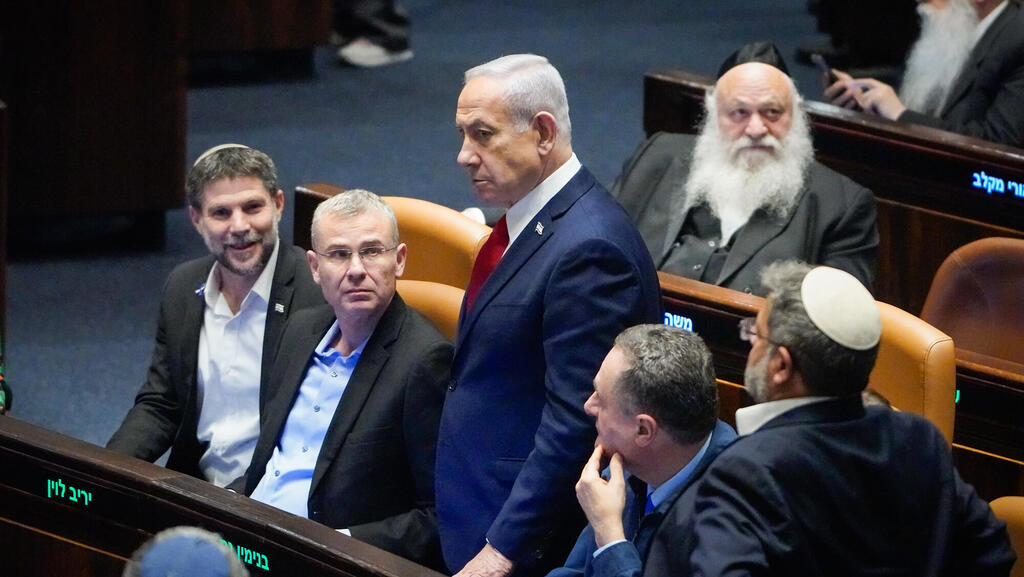 מימין איתמר בן גביר ישראל כ"ץ בנימין נתניהו יריב לוין ובצלאל סמוטריץ' מאחור יצחק גולדקנופף