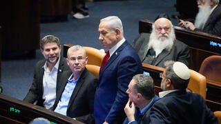 מימין איתמר בן גביר ישראל כ"ץ בנימין נתניהו יריב לוין ובצלאל סמוטריץ' מאחור יצחק גולדקנופף