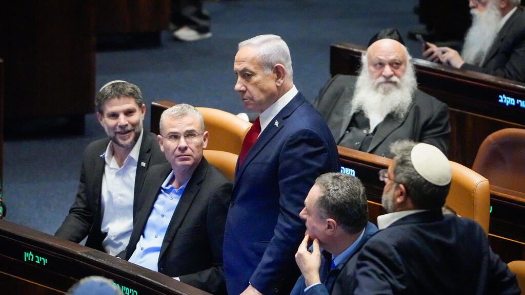 מימין: איתמר בן גביר, ישראל כ"ץ בנימין נתניהו, יריב לוין ובצלאל סמוטריץ' מאחור יצחק גולדקנופף (צילום: שלו שלום) מימין איתמר בן גביר ישראל כ"ץ בנימין נתניהו יריב לוין ובצלאל סמוטריץ' מאחור יצחק גולדקנופף