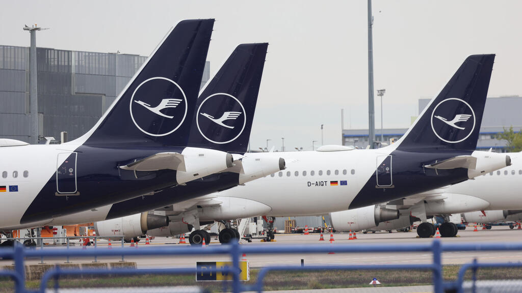 מטוסים מקורקעים של לופטהנזה ב שדה התעופה ב פרנקפורט גרמניה 10.4.26