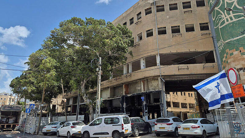 מלון בבנייה נפגע מ טיל מאיראן ברחוב פינסקר 2 בתל אביב