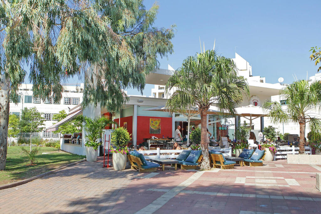 קפה גן סיפור המקורי בחולון. "לא ישנתי מרוב פחד, כשפתחתי אותו. ידעתי שזה כדור אחד בקנה שאני לא יכול לפספס"