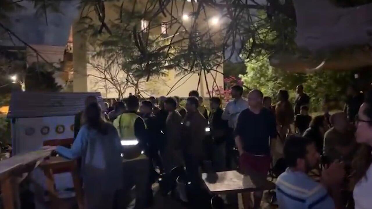 מרדכי דוד שפי פז ו פעילי ימין נוספים פרצו פריצה ל טקס יום הזיכרון ה ישראלי פלסטיני משותף ב בית שפירא ומחו מחאה אלימה אלימות הפריעו הפרעה