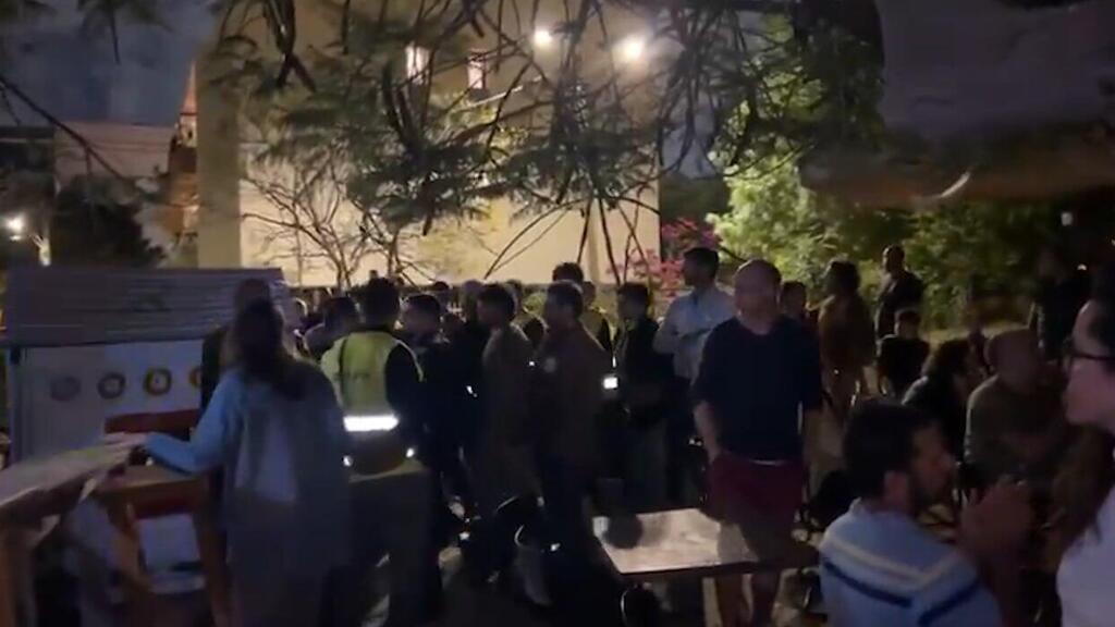 מרדכי דוד שפי פז ו פעילי ימין נוספים פרצו פריצה ל טקס יום הזיכרון ה ישראלי פלסטיני משותף ב בית שפירא ומחו מחאה אלימה אלימות הפריעו הפרעה