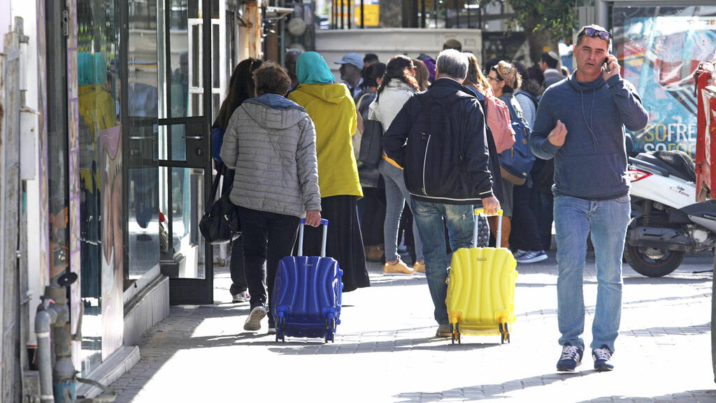 תיירים ב איזור רחוב בן יהודה פינת בוגרשוב ב תל אביב