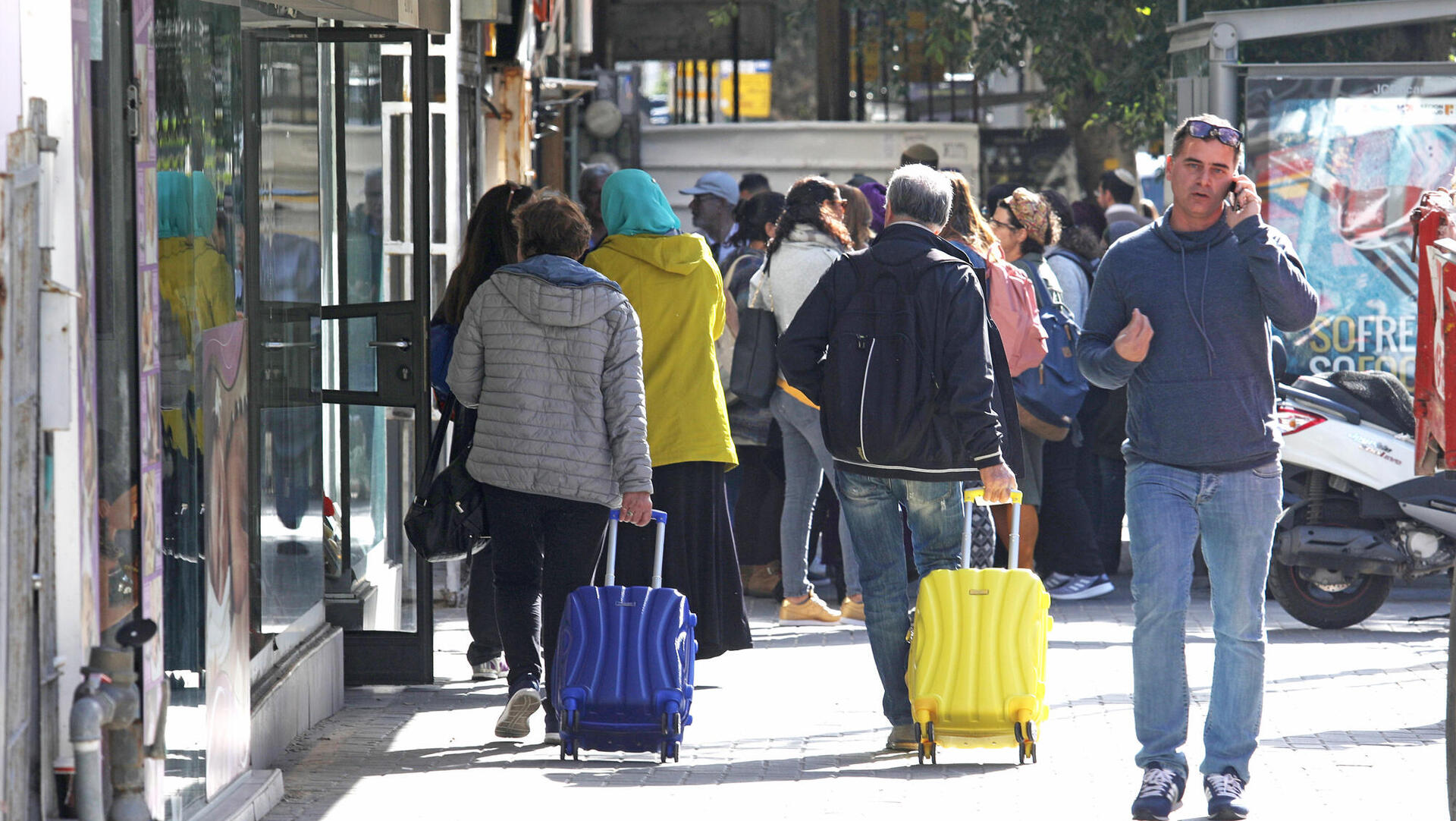 תיירים ב איזור רחוב בן יהודה פינת בוגרשוב ב תל אביב