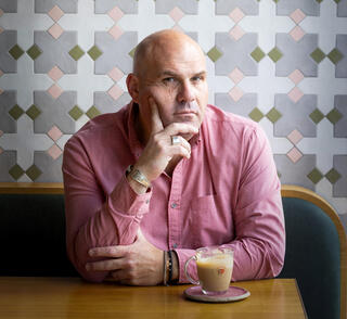  בלחוביץ' בקפה גן סיפור חולון, השבוע. "לא רציתי שילדיי יחוו את האובדן שחוויתי. לפני שנולדו הגעתי לכמעט 200 קילו, אז עשיתי שני ניתוחי קיצור קיבה ומאז אני שומר על המשקל בשיניים"