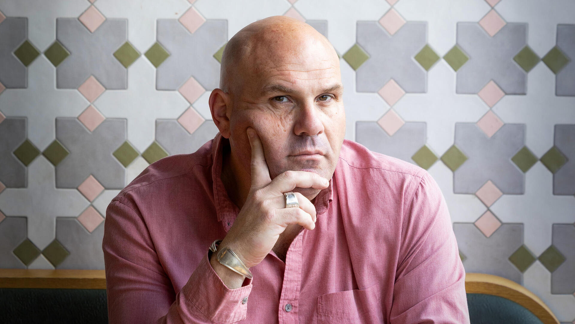  בלחוביץ' בקפה גן סיפור חולון, השבוע. "לא רציתי שילדיי יחוו את האובדן שחוויתי. לפני שנולדו הגעתי לכמעט 200 קילו, אז עשיתי שני ניתוחי קיצור קיבה ומאז אני שומר על המשקל בשיניים"