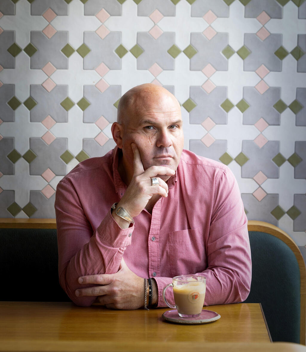  בלחוביץ' בקפה גן סיפור חולון, השבוע. "לא רציתי שילדיי יחוו את האובדן שחוויתי. לפני שנולדו הגעתי לכמעט 200 קילו, אז עשיתי שני ניתוחי קיצור קיבה ומאז אני שומר על המשקל בשיניים"