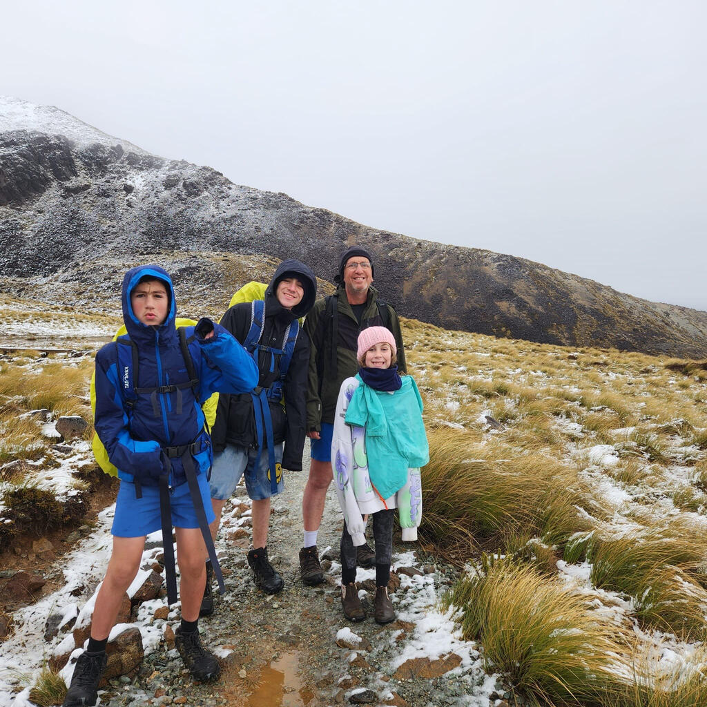 רפי קנט, בן 50 מקיבוץ בחן, נשוי + 3, בעל עגלת אוכל. עזב לניו זילנד