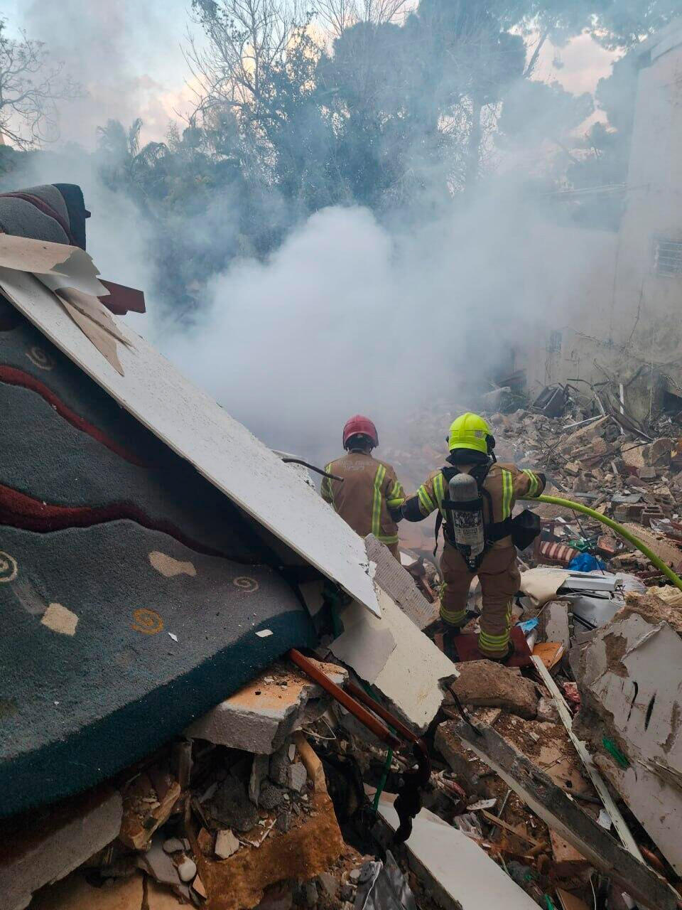 חיפה פגיעה ישירה מבנה בניין נפילה ירי שיגור איראן נזקים הריסות אש עשן