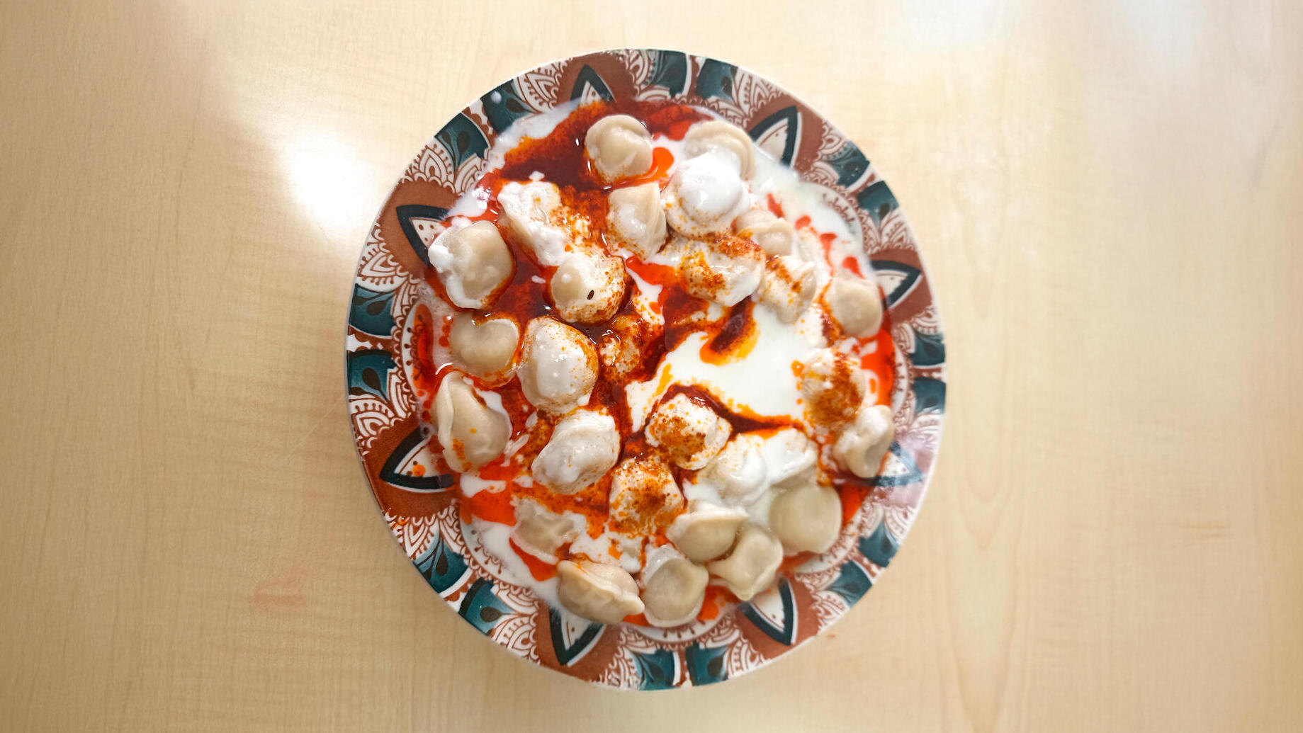 פנאי מנטי ממולאים בבשר ברוטב יוגורט וצ'ילי יצירת מופת