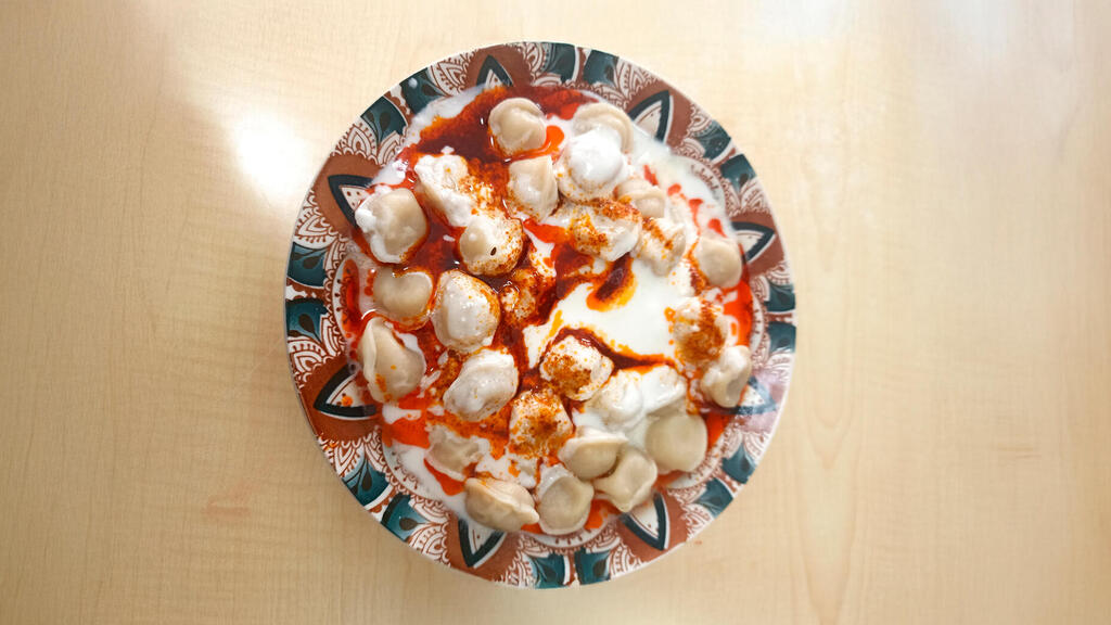 פנאי מנטי ממולאים בבשר ברוטב יוגורט וצ'ילי יצירת מופת