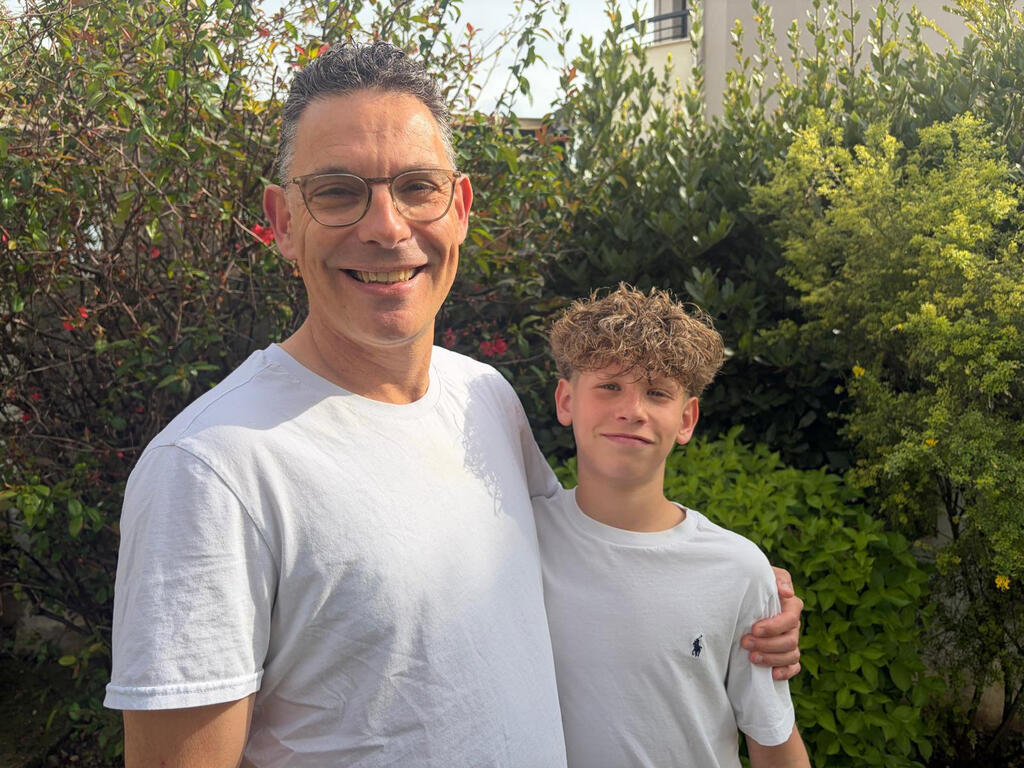 ד"ר אלדר כרמל, בן 50 מקריית אונו, רופא אף אוזן גרון, נשוי + 2, עזב ליוון