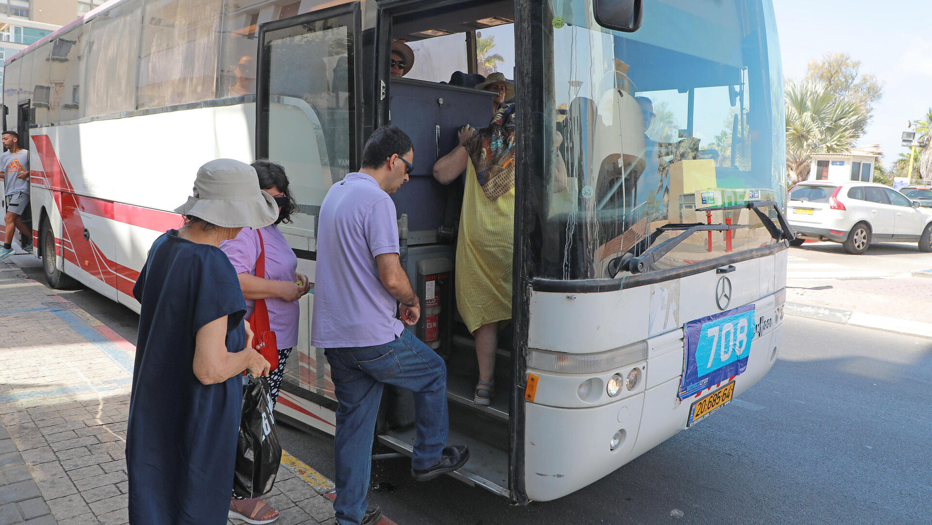 קו שבת מחולון לתל אביב של נוע תנוע. אם נצליח להבקיע בתחום הזה, אולי נוביל לשינוי חשוב יותר, של יחסי הכוחות בין השלטון המרכזי לשלטון המקומי בישראל