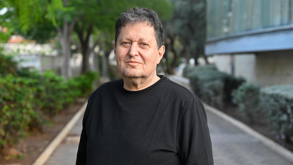 האמן בלו סימיון פיינרו, המייצג את ישראל בביאנלה. "אני לא יכול לסגור את הביתן, אבל אם לא משלמים הוא ייסגר אוטומטית" (צילום: שרון צור) האמן בלו סמייון פיינרו