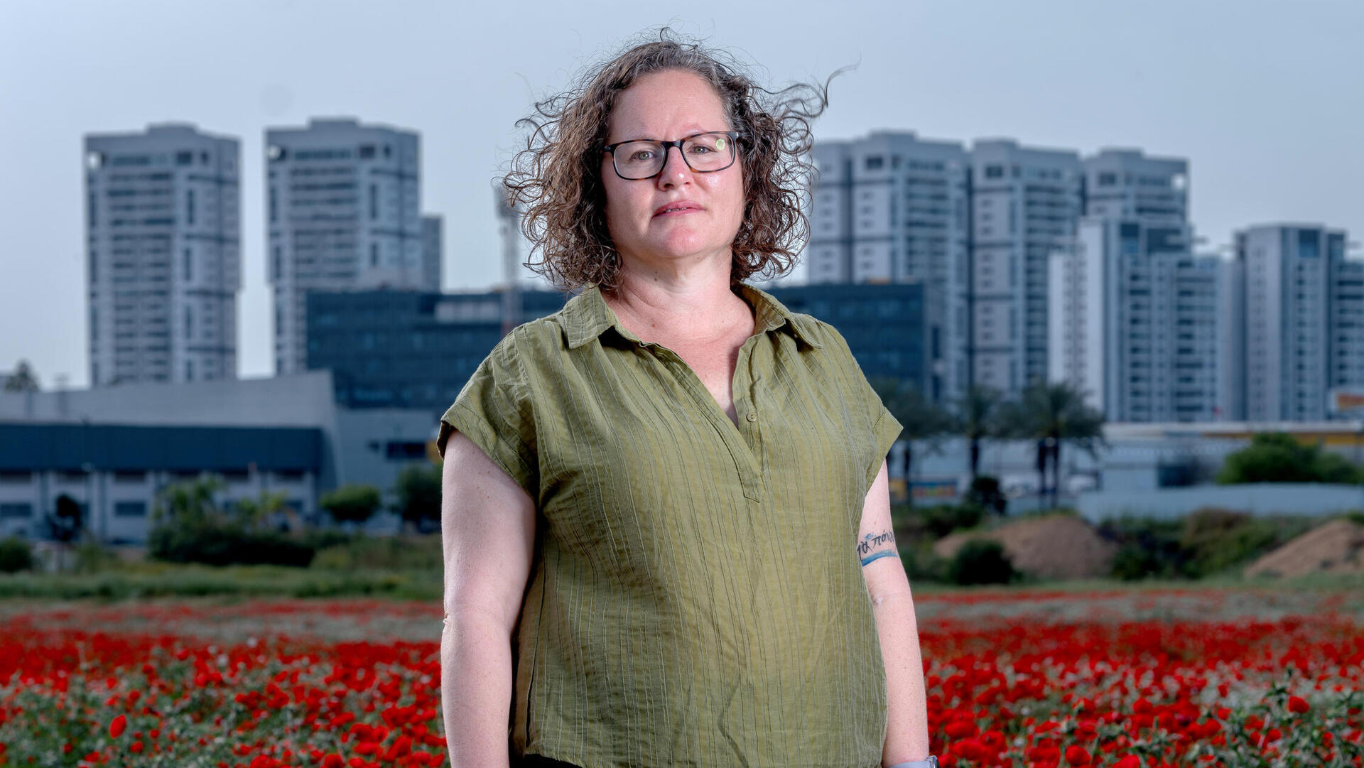 הלה לוינסון, בת 51 מרחובות, מעסה, נשואה + 2. היגרה השנה לפורטוגל