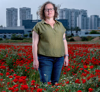 הלה לוינסון, בת 51 מרחובות, מעסה, נשואה + 2. היגרה השנה לפורטוגל