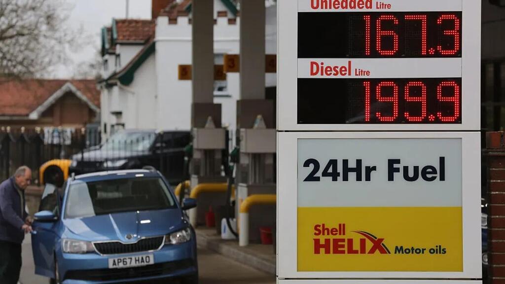 תחנת דלק בבריטניה המחירים זינקו כמעט ל-2 ליש"ט לליטר בסוף מרץ 2026