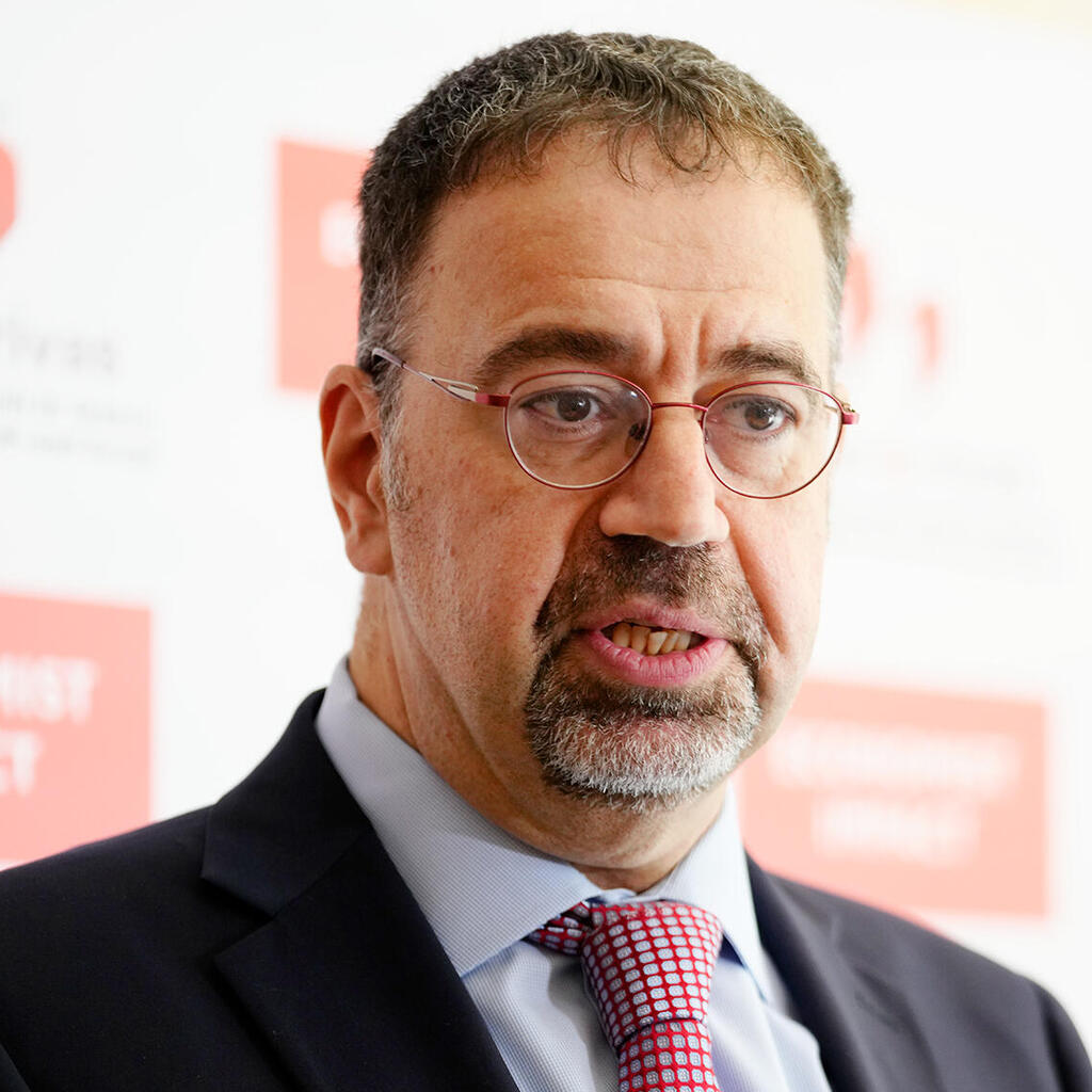 פרופ' דרון אג'מולו, חתן פרס נובל בכלכלה (צילום: Petros Giannakouris/AP) פרופ' דרון אסמוגלו כלכלן MIT