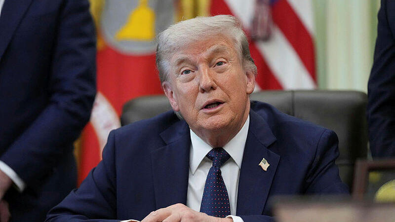 נשיא ארה"ב דונלד טראמפ נואם בבית הלבן במפגש עם שגרירי לבנון ו ישראל