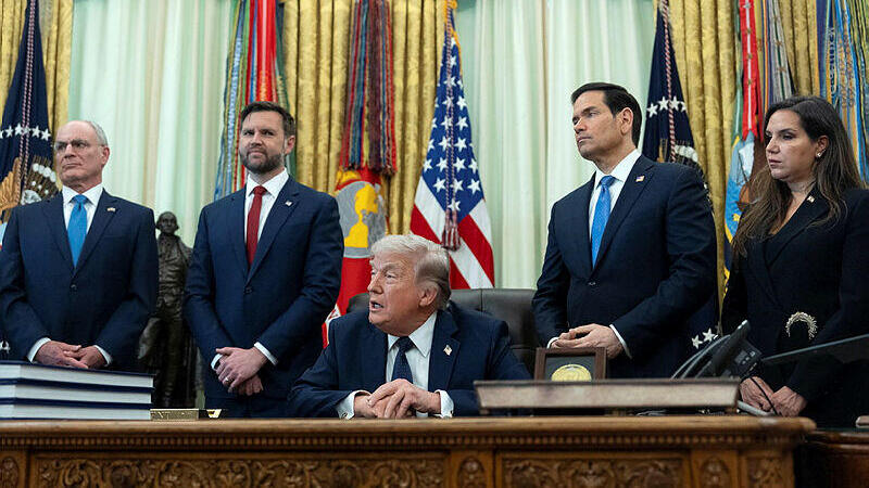 משמאל, שגריר ישראל בארה"ב יחיאל לייטר , סגן נשיא ארה"ב ג'יי.די. ואנס , מזכיר המדינה מרקו רוביו ו שגרירת לבנון בארה"ב נאדה חמאדה מועאד , מאזינים לנשיא ארה"ב דונלד טראמפ נואם בחדר הסגלגל בבית הלבן 23.4.26