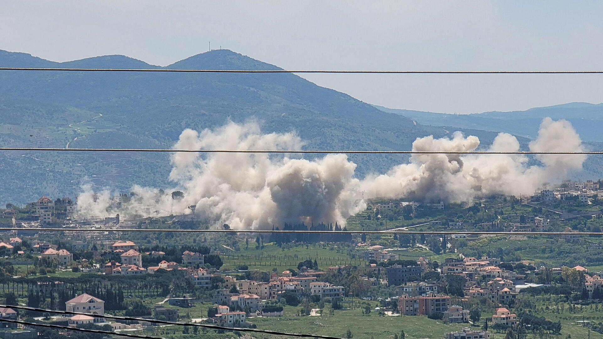 עשן מיתמר אל חיאם דרום לבנון תקיפות צה"ל