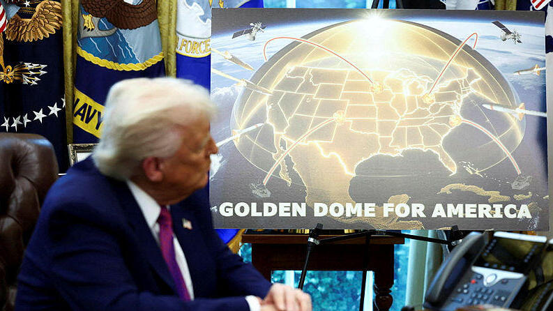 דונלד טראמפ מציג את התוכנית ל מערכת יירוט כיפת זהב