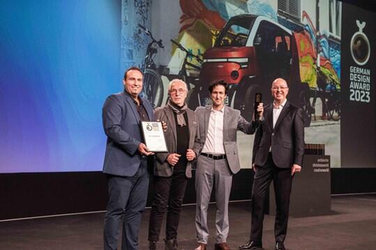קס הענקת הפרס היוקרתי לחברת סיטי טרנספורמר. משמאל לימין: אודי מרידור, פרופסור יוהאן טומפורדה ודוקטור אסף פורמוזה