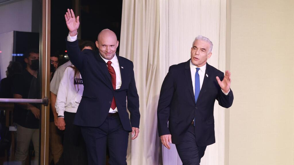 נפתלי בנט ויאיר לפיד במסיבת העיתונאים להשקת המפלגה המשותפת שלהם, "ביחד"