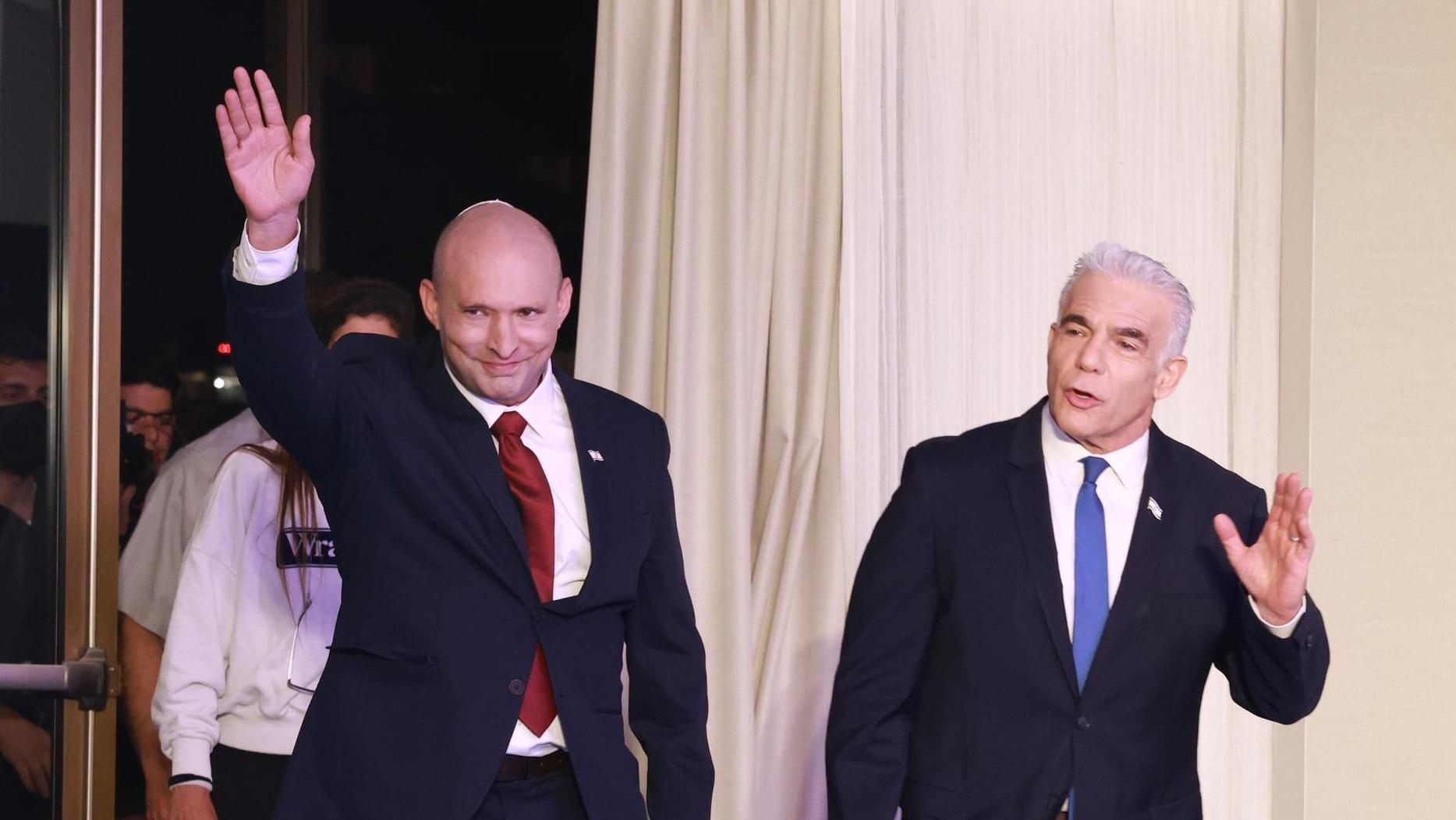 נפתלי בנט ויאיר לפיד במסיבת העיתונאים להשקת המפלגה המשותפת שלהם, "ביחד"