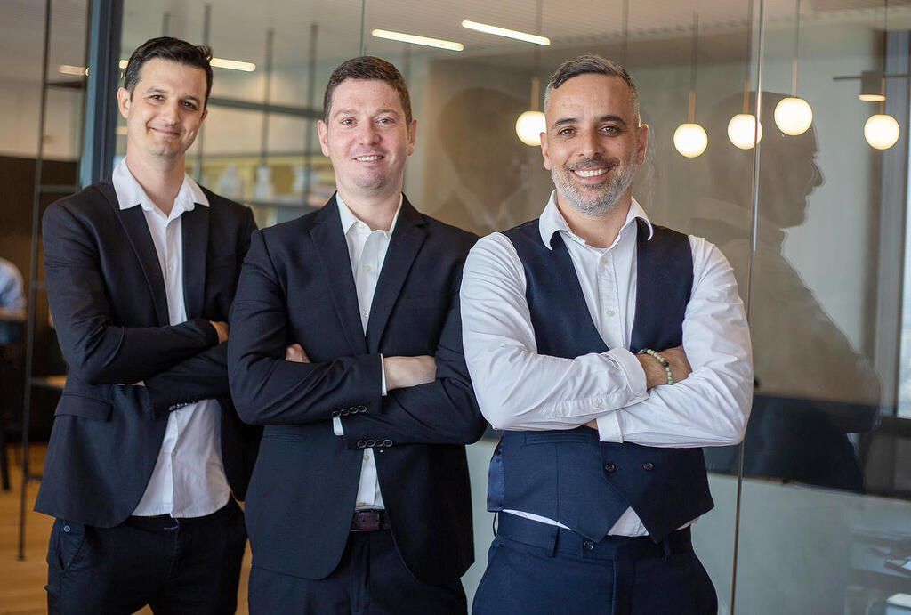 מימין עוה"ד רועי ביטון אדם לוין ו יונתן רפפורט