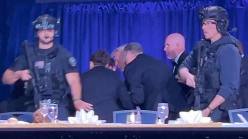 טראמפ פונה מאירוע בוושינגטון לאחר שחמוש פתח באש מחוץ לאולם