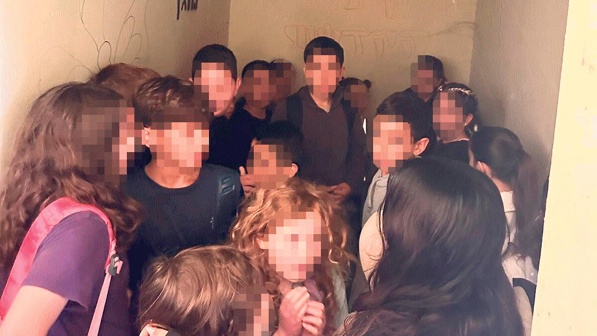 ילדי הצפון מצטופפים מתמגנים ב מרחב מוגן בדרך לבית הספר
