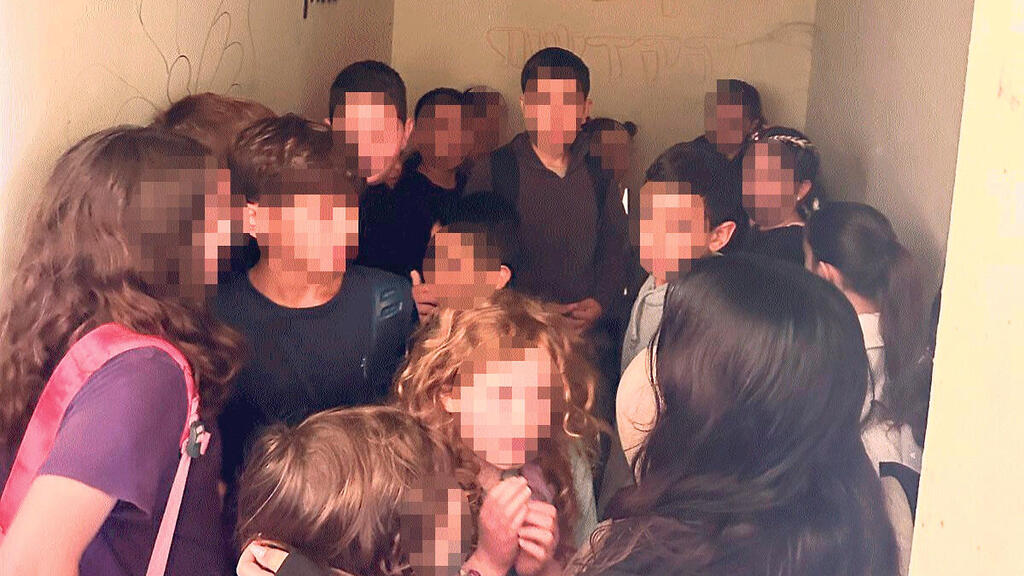 ילדי הצפון מצטופפים מתמגנים ב מרחב מוגן בדרך לבית הספר