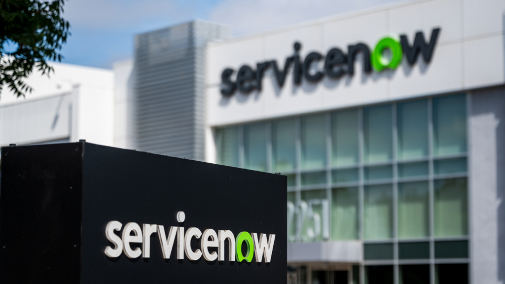ServiceNow headquarters. (Photo: David Paul Morris/Bloomberg) ג'ון אייסין סגן נשיא בכיר ServiceNow לצד מטה החברה ב קליפורניה