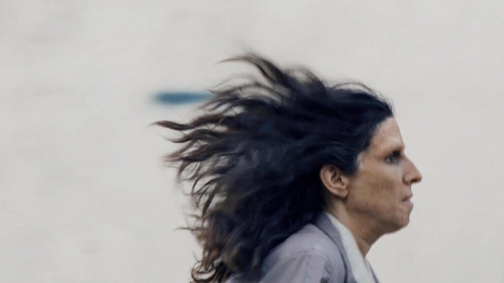 השחקנית דנה איבגי מתוך הסרט חיים ללא כיסוי פנאי