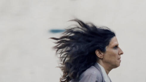 אי אפשר להסיר ממנה את העיניים: הופעה מטלטלת לדאנה איבגי בסרט "חיים ללא כיסוי"