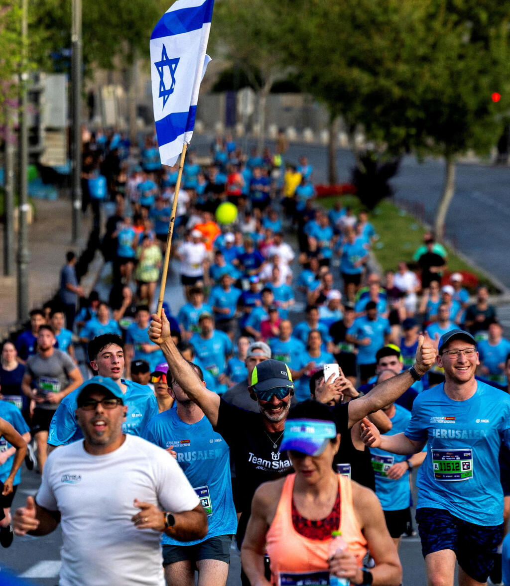 חצי מרתון ירושלים, לפני שבועיים. צריך להיות ציניקן גדול מאוד כדי לא להתרגש מהטוב הזה, שמתברר שבני אדם יכולים לעשות, אם רק יתאגדו סביב מטרה משותפת