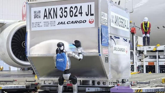 רובוט מטפל במטען בנמל התעופה האנדה ביפן