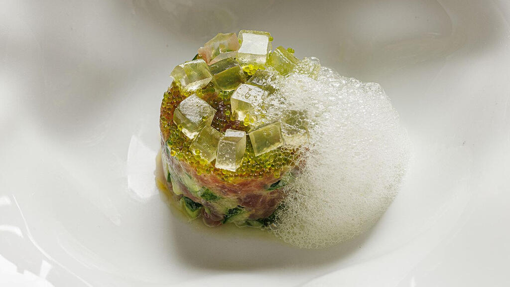 מנת טרטר ג’ין טוניק של השף אוראל קמחי מסעדת פופינה בנווה צדק פנאי