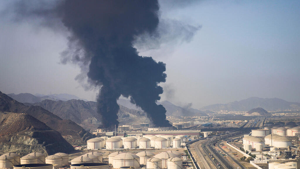 שריפות כתוצאה מפגיעות של איראן ב בתי הזיקוק ב פוג'יירה באיחוד האמירויות