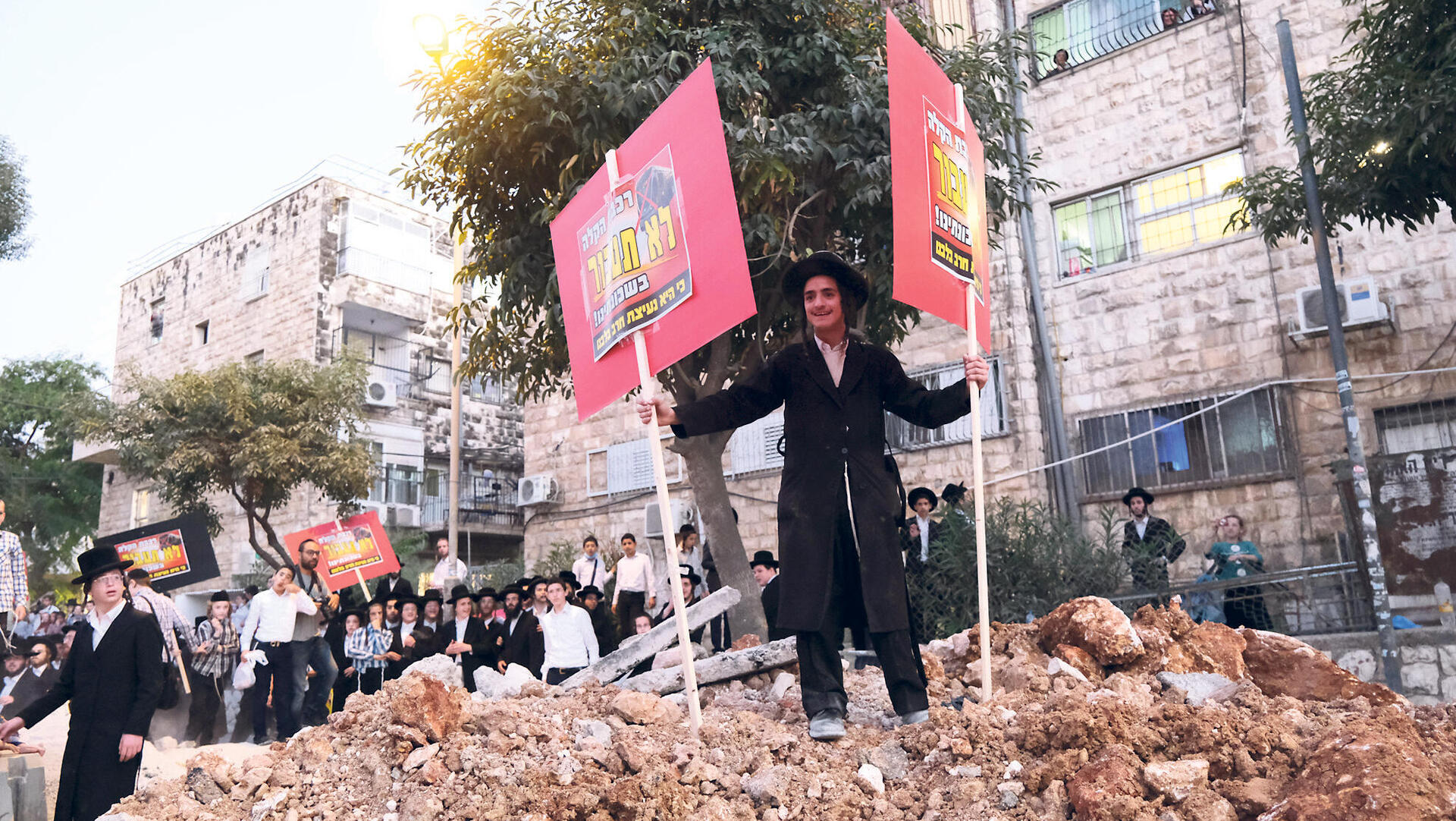 חרדים מפגינים נגד הרכבת הקלה ברחוב בר אילן